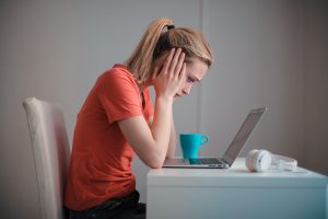 خشونت علیه زنان در کار