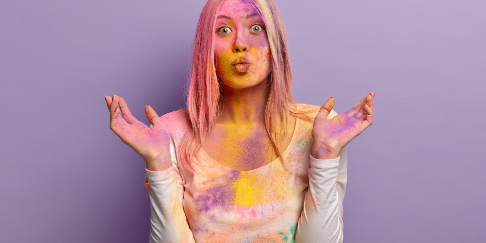 pleasant-looking-woman-has-folded-lips-spreads-hands-wears-casual-clothes-has-glad-expression-dirty-with-colorful-powder-isolated-lilac-wall-colored-dust-explode اختلال شخصیت مرزی